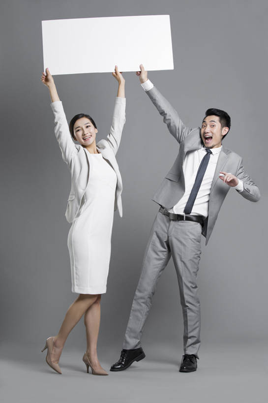 东方人,成年人,两个人,同事,商务人士,商务男性,商务女性,举,笑,微笑,露齿笑,竖图,留白,正面,高跟鞋,衬衫,裙子,西装,商务,时尚,快乐,欣喜若狂,兴奋,幸福,成功,合作,团队,集体,信心,北京,中国,亚洲,握,灰色背景,套装,正装,欢呼,庆祝,并排,领带,大喊,注视,现代,队伍,刺激,白板,观察,看,托,站着,张嘴,职业,表情,个性,活力,亲密,握着,摄影,介绍,生活方式,观看,踮脚,惊奇,幽默,察看,领导,享乐,成就,关注,出示,商务装,合伙,领袖,张大嘴巴,工薪阶层,东亚,陪同,一套,陪伴,男人,男性,年轻男性,年轻女性,女人,女性,亚洲人,中国人,年轻人,白领,上班族,张开嘴,举起,举手,举着,向上举,向上伸,向上托,彩图,全身,影棚拍摄,衬衣,欢乐,办公室职员,好消息,伴随,bj175