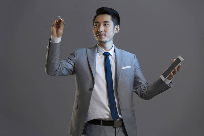 东方人,成年人,胡须,一个人,商务人士,商务男性,举,微笑,横图,留白,正面,衬衫,西装,商务,时尚,快乐,幸福,信心,技术,北京,中国,亚洲,仅一个男性,仅一个人,握,灰色背景,套装,正装,屏幕,光,触摸屏,领带,现代,仅一个年轻男性,看,托,站着,职业,个性,握着,摄影,生活方式,触控板,权威,科学技术,领导,酷,享乐,经理,商务装,工薪阶层,平板电脑,东亚,一套,无线电技术,能力,把握,男人,男性,年轻男性,亚洲人,中国人,年轻人,胡子,络腮胡,白领,上班族,触摸,举起,举手,举着,向上举,向上伸,向上托,彩图,影棚拍摄,衬衣,欢乐,办公室职员,数码笔,掌控,bj175