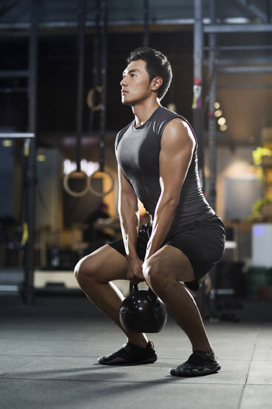 东方人,成年人,肌肉,健壮,一个人,运动员,体育馆,健身房,运动场,蹲,举,竖图,室内,白天,侧面,运动服,锻炼,时尚,运动,信心,举重,城市,鞋子,北京,中国,亚洲,仅一个男性,仅一个人,弯腰,握,短裤,服装,背心,砝码,训练,运动器械,体育场,现代,仅一个年轻男性,衣服,托,站着,健康,健身器械,活力,力量,提,握着,摄影,服饰,生活方式,提着,健美,练习,衣着,穿着,瘦身,体育器械,爱好,健身器材,塑形,塑身,逆光,弹性,东亚,肱二头肌,运动馆,衣饰,男人,男性,年轻男性,亚洲人,中国人,年轻人,举起,举手,举着,向上举,向上伸,向上托,彩图,全身,运动器材,运动装,壶铃,举重运动,健身俱乐部,bj175