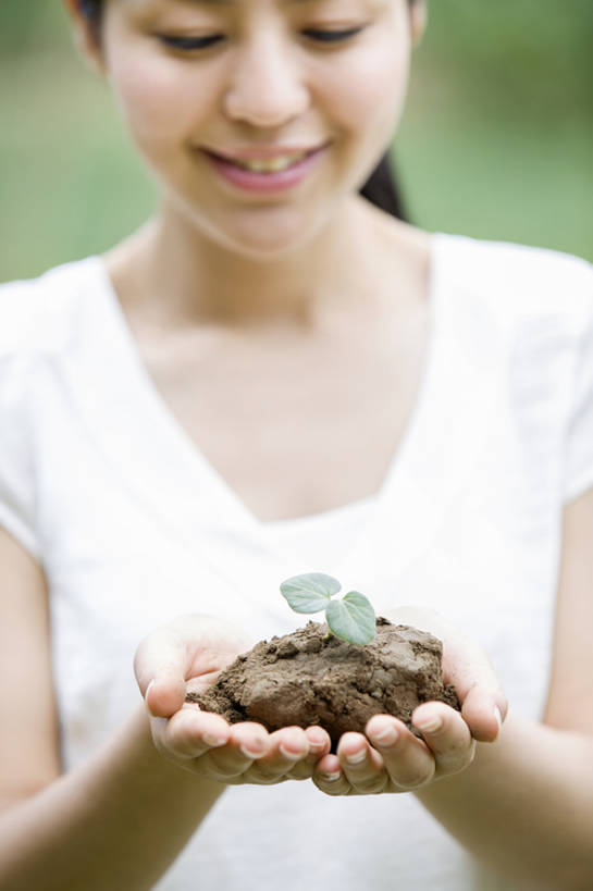 东方人,成年人,一个人,农场,笑,微笑,露齿笑,竖图,室外,白天,正面,快乐,幸福,植物,北京,中国,亚洲,仅一个年轻女性,仅一个女性,仅一个人,握,泥土,园艺,休闲装,农庄,树叶,绿色,自然,夏天,站着,短袖,季节,握着,摄影,生长,希望,环境,享乐,关爱,东亚,秧苗,开端,年轻女性,女人,女性,亚洲人,中国人,年轻人,捧着,半身,彩图,欢乐,bj175