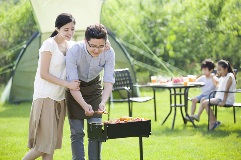 果汁,东方人,儿童,成年人,中年人,四个人,家庭,夫妻,丈夫,妻子,父母,母亲,父亲,女儿,儿子,兄弟,姐妹,站,笑,吃,微笑,露齿笑,横图,室外,白天,正面,衬衫,裙子,爱情,吃饭,旅游,度假,烧烤,午餐,快乐,幸福,纯洁,玉米,草地,草坪,美景,植物,餐桌,桌子,西瓜,杯子,餐具,水果,椅子,北京,日光,中国,亚洲,喝,连接,弯腰,握,准备,短裤,丰富,围裙,眼镜,帐篷,景观,肉,美味,食品,野餐,饮品,浪漫,玩,T恤,注视,休闲装,娱乐,饮食,餐饮,架子,草,树,食物,饮料,小孩,绿色,自然,盘子,碗,夏天,观察,看,站着,享受,休闲,健康,温暖,温馨,父子,母子,一家人,短袖,景色,恩爱,放松,父爱,活力,季节,可爱,母爱,亲密,童年,童趣,搭,握着,恋人,摄影,生长,生活方式,餐台,观看,塑料杯,环境,生态,和睦,察看,享乐,膳食,搭着,关爱,关注,可口,清新,一次性杯子,自然风光,亲情,露营,户外活动,玉米棒,童真,东亚,烂漫,无邪,健康食物,烤肉架,陪同,适口,陪伴,无忧无虑,天真,男孩,男人,男性,年轻男性,年轻女性,女孩,女人,女性,中年男性,亚洲人,中国人,孩子,年轻人,夫妇,情侣,休闲活动,站立,坐着,彩图,全身,旅行,欢乐,烤羊肉串,伴侣,融洽,男生,伴随,bj175