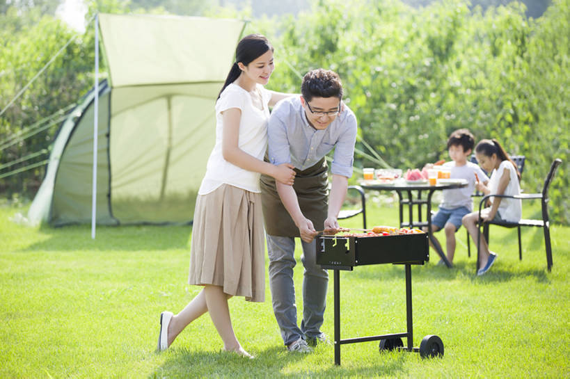 果汁,东方人,儿童,成年人,中年人,四个人,家庭,夫妻,丈夫,妻子,父母,母亲,父亲,女儿,儿子,兄弟,姐妹,站,笑,吃,微笑,露齿笑,横图,室外,白天,正面,衬衫,裙子,爱情,吃饭,旅游,度假,烧烤,午餐,快乐,幸福,纯洁,玉米,草地,草坪,美景,植物,餐桌,桌子,西瓜,杯子,餐具,水果,椅子,北京,日光,中国,亚洲,喝,连接,弯腰,握,准备,短裤,丰富,围裙,眼镜,帐篷,景观,肉,美味,食品,野餐,饮品,浪漫,玩,T恤,注视,休闲装,娱乐,饮食,餐饮,架子,草,树,食物,饮料,小孩,绿色,自然,盘子,碗,夏天,观察,看,站着,享受,休闲,健康,温暖,温馨,父子,母子,一家人,短袖,景色,恩爱,放松,父爱,活力,季节,可爱,母爱,亲密,童年,童趣,搭,握着,恋人,摄影,生长,生活方式,餐台,观看,塑料杯,环境,生态,和睦,察看,享乐,膳食,搭着,关爱,关注,可口,清新,一次性杯子,自然风光,亲情,露营,户外活动,玉米棒,童真,东亚,烂漫,无邪,健康食物,烤肉架,陪同,适口,陪伴,无忧无虑,天真,男孩,男人,男性,年轻男性,年轻女性,女孩,女人,女性,中年男性,亚洲人,中国人,孩子,年轻人,夫妇,情侣,休闲活动,站立,坐着,彩图,全身,旅行,欢乐,烤羊肉串,伴侣,融洽,男生,伴随,bj175