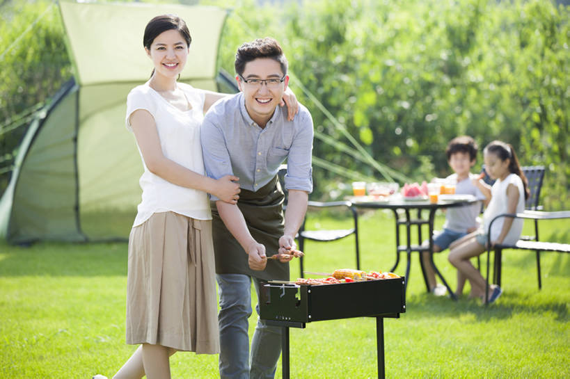 果汁,东方人,儿童,成年人,中年人,四个人,家庭,夫妻,丈夫,妻子,父母,母亲,父亲,女儿,儿子,兄弟,姐妹,站,笑,吃,微笑,露齿笑,横图,室外,白天,正面,衬衫,裙子,爱情,吃饭,旅游,度假,烧烤,午餐,快乐,幸福,纯洁,玉米,草地,草坪,美景,植物,餐桌,桌子,西瓜,杯子,餐具,水果,椅子,北京,日光,中国,亚洲,喝,连接,弯腰,握,准备,短裤,丰富,围裙,眼镜,帐篷,景观,肉,美味,食品,野餐,饮品,浪漫,玩,T恤,注视,休闲装,娱乐,饮食,餐饮,架子,草,树,食物,饮料,小孩,绿色,自然,盘子,碗,夏天,观察,看,站着,享受,休闲,健康,温暖,温馨,父子,母子,一家人,短袖,景色,恩爱,放松,父爱,活力,季节,可爱,母爱,亲密,童年,童趣,搭,握着,恋人,摄影,生长,生活方式,餐台,观看,塑料杯,环境,生态,和睦,察看,享乐,膳食,搭着,关爱,关注,可口,清新,一次性杯子,自然风光,亲情,露营,户外活动,玉米棒,童真,东亚,烂漫,无邪,健康食物,烤肉架,陪同,适口,陪伴,无忧无虑,天真,男孩,男人,男性,年轻男性,年轻女性,女孩,女人,女性,中年男性,亚洲人,中国人,孩子,年轻人,夫妇,情侣,休闲活动,站立,坐着,彩图,全身,旅行,欢乐,烤羊肉串,伴侣,融洽,男生,伴随,bj175