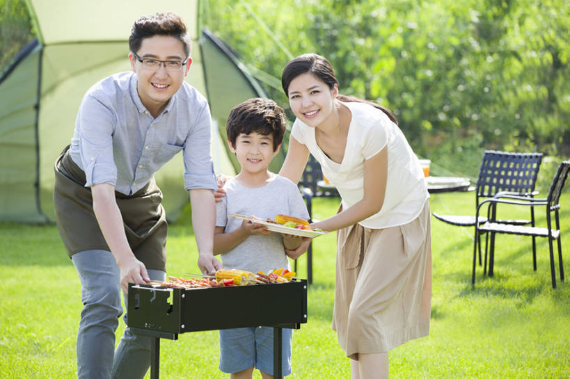 果汁,东方人,儿童,成年人,中年人,三个人,家庭,丈夫,妻子,父母,母亲,父亲,儿子,站,笑,吃,微笑,露齿笑,横图,室外,白天,正面,衬衫,裙子,吃饭,旅游,度假,烧烤,午餐,快乐,幸福,纯洁,玉米,草地,草坪,美景,植物,餐桌,桌子,西瓜,杯子,餐具,水果,椅子,北京,日光,中国,亚洲,喝,连接,弯腰,握,准备,短裤,丰富,围裙,眼镜,帐篷,景观,肉,美味,食品,野餐,饮品,玩,T恤,注视,休闲装,娱乐,饮食,餐饮,架子,草,树,食物,饮料,小孩,绿色,自然,盘子,碗,夏天,观察,看,站着,享受,休闲,健康,温暖,温馨,一家人,短袖,景色,放松,活力,季节,可爱,亲密,童年,童趣,搭,握着,摄影,生长,生活方式,餐台,观看,塑料杯,环境,生态,和睦,察看,享乐,合影,膳食,搭着,关爱,关注,可口,清新,一次性杯子,自然风光,亲情,肖像,露营,户外活动,玉米棒,童真,东亚,烂漫,无邪,健康食物,烤肉架,陪同,适口,陪伴,无忧无虑,天真,男孩,男人,男性,年轻女性,女人,女性,中年男性,亚洲人,中国人,孩子,年轻人,情侣,全家福,休闲活动,站立,彩图,旅行,欢乐,烤羊肉串,融洽,男生,伴随,bj175