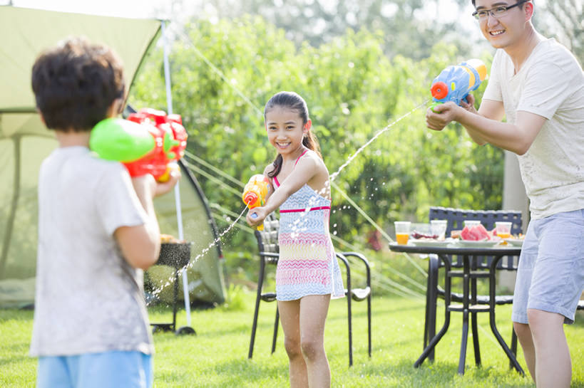 东方人,儿童,成年人,中年人,三个人,四个人,家庭,夫妻,父母,母亲,父亲,女儿,儿子,兄弟,姐妹,站,笑,微笑,露齿笑,横图,室外,白天,正面,爱情,旅游,度假,烧烤,快乐,兴奋,幸福,纯洁,射击,草地,草坪,美景,水,餐桌,桌子,玩具,椅子,北京,日光,中国,亚洲,连接,湿,握,短裤,溅,枪,眼镜,帐篷,景观,野餐,浪漫,玩,T恤,休闲装,娱乐,刺激,草,小孩,绿色,自然,夏天,站着,享受,休闲,健康,温暖,温馨,父子,母子,一家人,面对面,景色,恩爱,放松,父爱,活力,季节,可爱,乐趣,母爱,亲密,淘气,童年,童趣,握着,恋人,摄影,生长,生活方式,餐台,吊带裙,环境,和睦,享乐,关爱,自然风光,亲情,露营,户外活动,童真,东亚,烂漫,无邪,陪同,喷出,陪伴,无忧无虑,玩具水枪,天真,男孩,男人,男性,年轻男性,年轻女性,女孩,女人,女性,中年男性,亚洲人,中国人,孩子,年轻人,夫妇,情侣,休闲活动,站立,彩图,欢乐,伴侣,融洽,点滴,男生,伴随,bj175