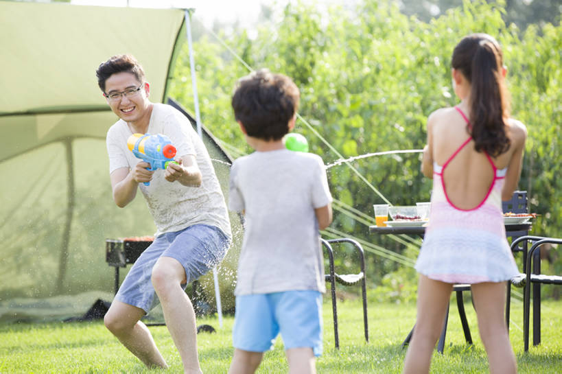 东方人,儿童,成年人,中年人,三个人,四个人,家庭,夫妻,父母,母亲,父亲,女儿,儿子,兄弟,姐妹,站,笑,微笑,露齿笑,横图,室外,白天,正面,爱情,旅游,度假,烧烤,快乐,兴奋,幸福,纯洁,射击,草地,草坪,美景,水,餐桌,桌子,玩具,椅子,北京,日光,中国,亚洲,连接,湿,握,短裤,溅,枪,眼镜,帐篷,景观,野餐,浪漫,玩,T恤,休闲装,娱乐,刺激,草,小孩,绿色,自然,夏天,站着,享受,休闲,健康,温暖,温馨,父子,母子,一家人,面对面,景色,恩爱,放松,父爱,活力,季节,可爱,乐趣,母爱,亲密,淘气,童年,童趣,握着,恋人,摄影,生长,生活方式,餐台,吊带裙,环境,和睦,享乐,关爱,自然风光,亲情,露营,户外活动,童真,东亚,烂漫,无邪,陪同,喷出,陪伴,无忧无虑,玩具水枪,天真,男孩,男人,男性,年轻男性,年轻女性,女孩,女人,女性,中年男性,亚洲人,中国人,孩子,年轻人,夫妇,情侣,休闲活动,站立,彩图,欢乐,伴侣,融洽,点滴,男生,伴随,bj175