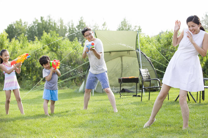 东方人,儿童,成年人,中年人,四个人,家庭,夫妻,丈夫,妻子,父母,母亲,父亲,女儿,儿子,兄弟,姐妹,站,笑,微笑,露齿笑,横图,室外,白天,正面,裙子,爱情,旅游,度假,烧烤,快乐,兴奋,幸福,纯洁,射击,草地,草坪,美景,水,餐桌,桌子,玩具,椅子,北京,日光,中国,亚洲,连接,湿,握,短裤,溅,枪,眼镜,帐篷,景观,野餐,浪漫,玩,T恤,休闲装,光脚,娱乐,刺激,草,小孩,绿色,自然,夏天,站着,享受,休闲,健康,温暖,温馨,父子,母子,一家人,赤脚,景色,恩爱,放松,父爱,活力,季节,可爱,乐趣,母爱,亲密,淘气,童年,童趣,握着,恋人,摄影,生长,生活方式,餐台,张开双腿,吊带裙,环境,和睦,享乐,关爱,自然风光,亲情,露营,户外活动,童真,东亚,烂漫,无邪,陪同,喷出,陪伴,展开双腿,无忧无虑,玩具水枪,天真,男孩,男人,男性,年轻男性,年轻女性,女孩,女人,女性,中年男性,亚洲人,中国人,孩子,年轻人,夫妇,情侣,休闲活动,站立,彩图,全身,欢乐,伴侣,融洽,点滴,男生,伸展双腿,闪避,伴随,bj175