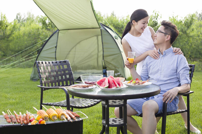 果汁,东方人,成年人,中年人,两个人,丈夫,妻子,笑,吃,微笑,露齿笑,横图,室外,白天,正面,衬衫,裙子,爱情,旅游,度假,烧烤,午餐,快乐,幸福,玉米,草地,草坪,美景,餐桌,桌子,西瓜,杯子,餐具,水果,椅子,北京,日光,中国,亚洲,喝,连接,握,短裤,丰富,眼镜,帐篷,景观,肉,食品,野餐,饮品,浪漫,休闲装,娱乐,饮食,餐饮,架子,草,树,食物,饮料,绿色,自然,盘子,碗,夏天,亲昵,站着,享受,休闲,健康,温暖,温馨,面对面,景色,恩爱,放松,季节,亲密,搭,握着,约会,恋人,摄影,有机食品,生活方式,餐台,纪念,留念,塑料杯,环境,生态,和睦,享乐,膳食,搭着,可口,一次性杯子,自然风光,露营,怀念,户外活动,玉米棒,东亚,健康食物,烤肉架,陪同,适口,陪伴,无忧无虑,男人,男性,年轻女性,女人,女性,中年男性,亚洲人,中国人,年轻人,情侣,休闲活动,坐着,彩图,旅行,爱,欢乐,烤羊肉串,伴侣,融洽,开领,伴随,bj175