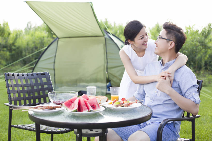 面包,果汁,东方人,成年人,中年人,两个人,丈夫,妻子,笑,吃,微笑,露齿笑,横图,室外,白天,正面,衬衫,裙子,爱情,旅游,度假,烧烤,午餐,快乐,幸福,草地,草坪,美景,餐桌,桌子,西瓜,杯子,餐具,水果,椅子,北京,日光,中国,亚洲,喝,连接,弯腰,握,短裤,丰富,眼镜,帐篷,景观,肉,食品,野餐,饮品,浪漫,休闲装,娱乐,饮食,餐饮,草,树,食物,饮料,绿色,自然,盘子,碗,夏天,亲昵,站着,享受,休闲,健康,温暖,温馨,面对面,景色,恩爱,放松,季节,亲密,搭,握着,约会,恋人,摄影,有机食品,生活方式,餐台,纪念,留念,塑料杯,环境,生态,和睦,享乐,膳食,搭着,可口,一次性杯子,自然风光,露营,怀念,户外活动,东亚,健康食物,陪同,适口,陪伴,无忧无虑,男人,男性,年轻女性,女人,女性,中年男性,亚洲人,中国人,年轻人,情侣,休闲活动,坐着,彩图,旅行,爱,欢乐,烤羊肉串,伴侣,融洽,开领,伴随,bj175