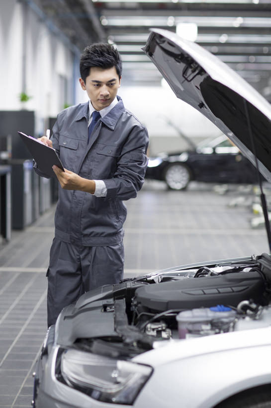 东方人,成年人,一个人,服务员,修理工,工程师,技术人员,工厂,商店,竖图,室内,白天,正面,车间,零件,城市,汽车,北京,中国,亚洲,仅一个男性,仅一个人,握,写,检查,工作,机动车,办公用品,现代,车,文具,工人,仅一个年轻男性,笔记本,学习用品,交通工具,轿车,看,站着,职业,发动机,服务,握着,运输,摄影,生活方式,查看,修理,展厅,文具用品,专心,载具,防护服,问题,修理厂,引擎盖,豪华轿车,汽车部件,东亚,汽车修理厂,技能,机件,认真,男人,男性,年轻男性,亚洲人,中国人,年轻人,服务生,侍者,员工,技术员,彩图,制造厂,机械工人,匠人,劳动者,体力工,技工,官位,官职,职位,工人阶级,家用车,bj175