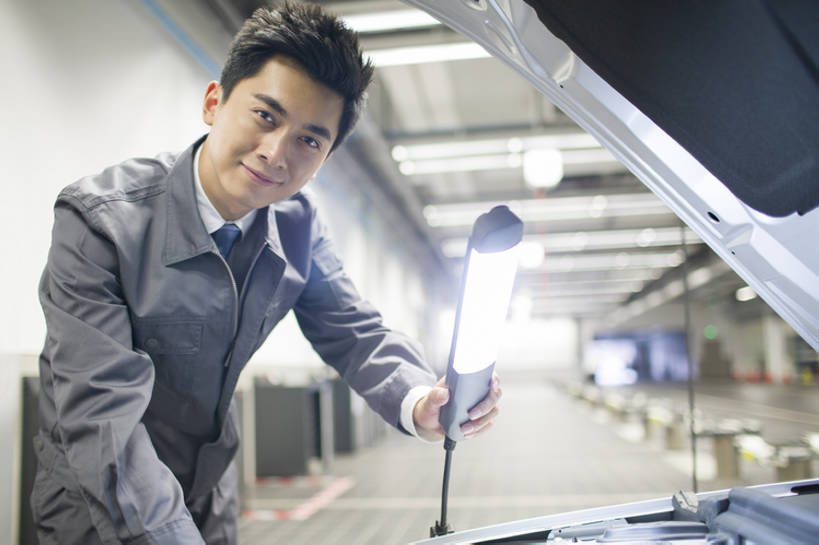 东方人,成年人,一个人,服务员,修理工,工程师,技术人员,工厂,商店,微笑,横图,室内,白天,正面,快乐,幸福,信心,车间,零件,城市,汽车,北京,中国,亚洲,仅一个男性,仅一个人,弯腰,握,检查,工作,机动车,注视,现代,车,工人,仅一个年轻男性,交通工具,轿车,观察,看,站着,职业,发动机,服务,握着,运输,摄影,生活方式,查看,观看,修理,展厅,照亮,察看,享乐,照明设备,关注,载具,防护服,问题,手电筒,修理厂,引擎盖,豪华轿车,汽车部件,东亚,汽车修理厂,技能,机件,男人,男性,年轻男性,亚洲人,中国人,年轻人,服务生,侍者,员工,技术员,彩图,欢乐,制造厂,机械工人,匠人,劳动者,体力工,技工,官位,官职,职位,工人阶级,家用车,bj175