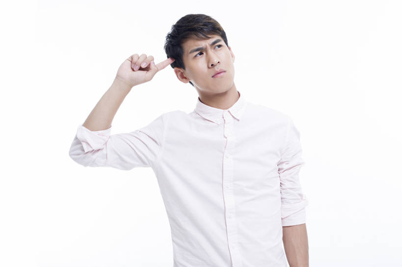 东方人,成年人,一个人,学生,横图,白天,留白,抠图,白色背景,正面,衬衫,北京,中国,亚洲,仅一个男性,仅一个人,沮丧,休闲装,仅一个年轻男性,手势,站着,思考,表情,皱眉,幻想,想,压力,斜视,摄影,悲伤,指着,伤心,难过,忧虑,问题,情绪,东亚,悲哀,哀痛,悲戚,悲痛,迷惑,认真,男人,男性,年轻男性,亚洲人,中国人,年轻人,大学生,半身,彩图,影棚拍摄,打手势,bj175