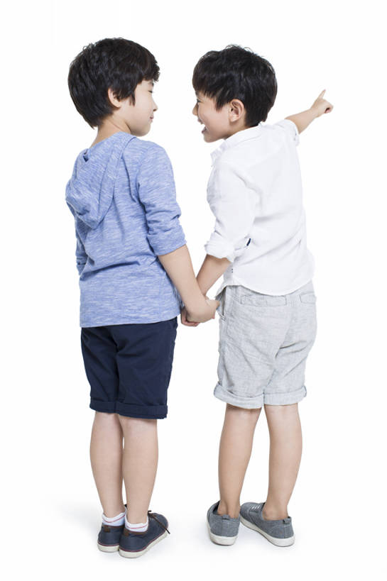 东方人,婴儿,儿童,一个人,两个人,兄弟,姐妹,站,笑,微笑,露齿笑,竖图,室内,白天,留白,抠图,白色背景,衬衫,快乐,自由,友谊,幸福,纯洁,北京,中国,亚洲,仅一个男性,仅一个人,连接,短裤,并排,休闲装,小孩,背面,夏天,手势,站着,仅一个小孩,面对面,活力,季节,可爱,亲密,童年,童趣,摄影,活泼,生长,生活方式,后背,指着,享乐,宝宝,童真,东亚,纯真,烂漫,无邪,陪同,陪伴,无忧无虑,伶俐,天真,男孩,男人,男性,亚洲人,中国人,孩子,手牵手,说话,站立,张开手臂,彩图,全身,影棚拍摄,欢乐,男生,打手势,伴随,bj175