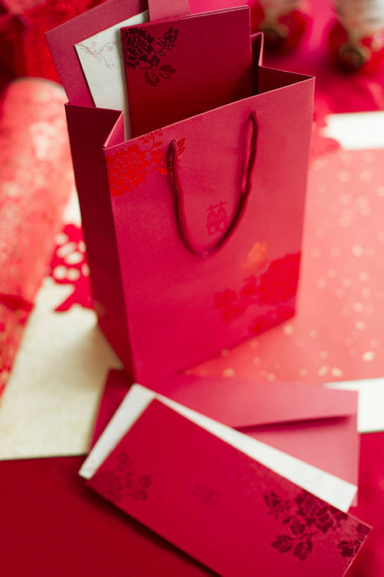 无人,竖图,特写,留白,婚礼,快乐,幸福,运气,桌子,静物,袋子,礼物,北京,中国,亚洲,准备,花纹,风俗,庆祝,装饰,包,包装袋,图案,纸袋,古典,结婚,浪漫,传统,桌布,古代,红色,喜庆,汉字,精神,摄影,礼品,纪念,卷,仪式,风格,中国文化,礼品袋,典礼,古典风格,喜字,东亚,空白,制度,彩图,影棚拍摄,高兴,请柬,传统文化,bj175