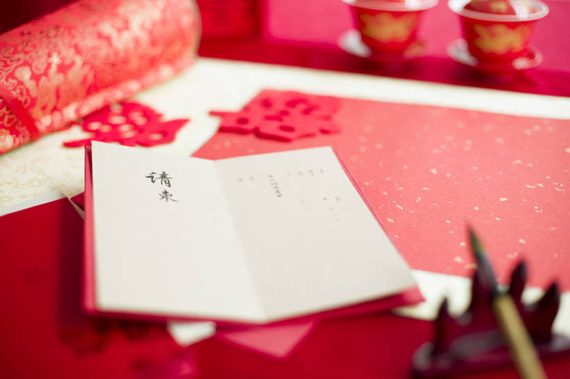 无人,横图,特写,留白,婚礼,快乐,幸福,运气,桌子,静物,杯子,北京,中国,亚洲,准备,开,花纹,风俗,庆祝,装饰,毛笔,图案,办公用品,古典,结婚,浪漫,传统,文具,桌布,古代,红色,学习用品,喜庆,汉字,精神,摄影,纪念,卷,文具用品,仪式,风格,中国文化,典礼,古典风格,喜字,东亚,空白,制度,茶杯,彩图,影棚拍摄,高兴,请柬,传统文化,bj175