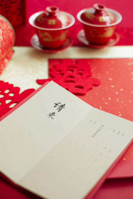 无人,竖图,特写,留白,婚礼,快乐,幸福,运气,静物,杯子,北京,中国,亚洲,准备,开,风俗,庆祝,装饰,古典,结婚,浪漫,传统,红色,喜庆,汉字,精神,摄影,纪念,卷,仪式,风格,中国文化,典礼,古典风格,喜字,东亚,空白,制度,茶杯,彩图,高角度拍摄,影棚拍摄,高兴,请柬,传统文化,bj175