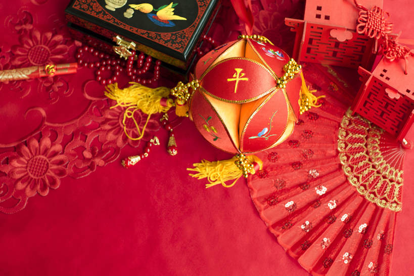 无人,横图,俯视,特写,留白,婚礼,快乐,幸福,运气,筷子,桌子,静物,项链,珠宝,北京,中国,亚洲,准备,风俗,庆祝,装饰,扇子,艺术品,一对,古典,结婚,浪漫,首饰盒,传统,盒子,桌布,古代,红色,工艺品,喜庆,汉字,精神,财富,摄影,纪念,耳坠,仪式,风格,中国文化,手艺,典礼,古典风格,喜字,东亚,式样,制度,美术工艺,绣球,彩图,影棚拍摄,高兴,传统文化,嫁妆,bj175
