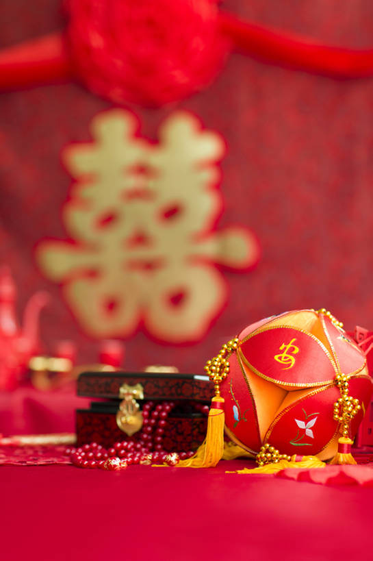 无人,竖图,特写,留白,婚礼,快乐,幸福,运气,桌子,静物,项链,珠宝,北京,中国,亚洲,准备,风俗,庆祝,装饰,艺术品,古典,结婚,浪漫,首饰盒,传统,盒子,桌布,古代,红色,工艺品,喜庆,汉字,精神,财富,摄影,纪念,耳坠,仪式,风格,中国文化,手艺,典礼,古典风格,喜字,东亚,式样,制度,美术工艺,绣球,彩图,影棚拍摄,高兴,传统文化,嫁妆,bj175