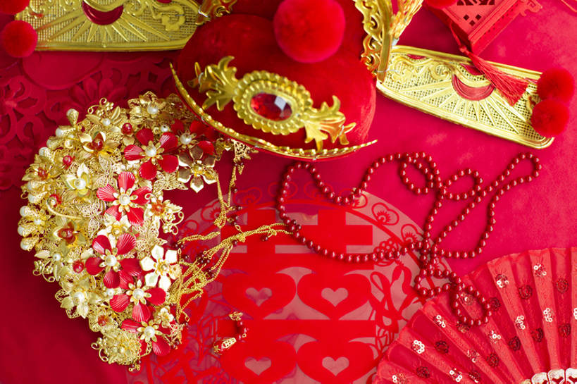 无人,横图,俯视,特写,留白,婚礼,快乐,幸福,运气,桌子,静物,帽子,项链,珠宝,北京,中国,亚洲,准备,风俗,庆祝,装饰,扇子,古典,结婚,浪漫,传统,桌布,古代,红色,装饰物,喜庆,汉字,精神,财富,摄影,纪念,凤冠,耳坠,仪式,风格,中国文化,典礼,古典风格,喜字,东亚,式样,制度,彩图,影棚拍摄,传统服装,高兴,金子,传统文化,嫁妆,bj175