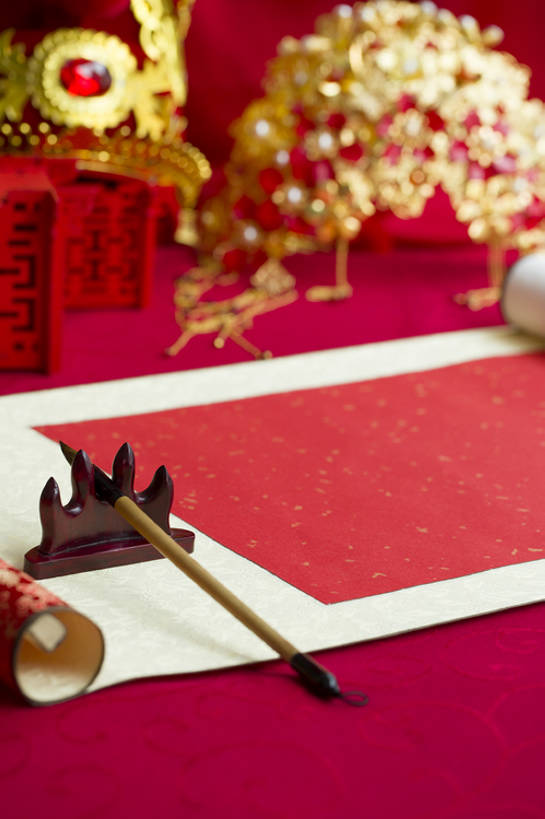 无人,竖图,特写,留白,婚礼,快乐,幸福,运气,桌子,静物,帽子,珠宝,北京,中国,亚洲,准备,风俗,庆祝,装饰,毛笔,办公用品,古典,结婚,浪漫,传统,文具,桌布,古代,红色,学习用品,装饰物,喜庆,汉字,精神,财富,摄影,纪念,卷,凤冠,文具用品,仪式,风格,中国文化,典礼,古典风格,喜字,东亚,凤冠霞帔,空白,制度,彩图,影棚拍摄,传统服装,高兴,金子,传统文化,嫁妆,bj175