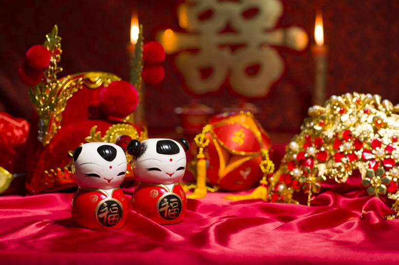 无人,新娘,新郎,横图,特写,留白,婚礼,快乐,幸福,运气,桌子,静物,蜡烛,帽子,珠宝,北京,中国,亚洲,准备,风俗,庆祝,装饰,娃娃,烛光,艺术品,一对,古典,结婚,浪漫,传统,桌布,古代,红色,福字,装饰物,工艺品,点燃,喜庆,汉字,精神,财富,摄影,纪念,凤冠,仪式,风格,中国文化,手艺,典礼,古典风格,喜字,东亚,凤冠霞帔,制度,美术工艺,绣球,彩图,影棚拍摄,传统服装,高兴,金子,传统文化,洞房,喜烛,bj175