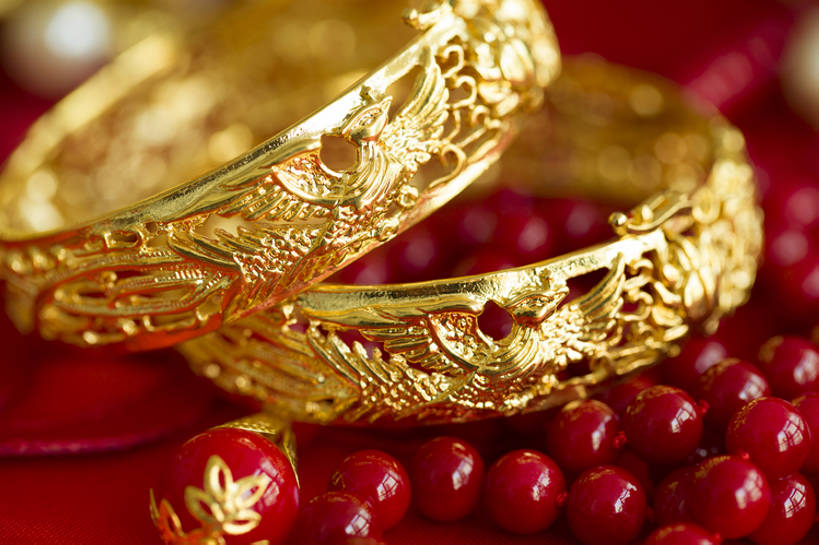 无人,横图,特写,留白,婚礼,快乐,幸福,运气,静物,项链,珠宝,北京,中国,亚洲,准备,风俗,庆祝,装饰,符号,艺术品,一对,古典,结婚,浪漫,传统,古代,红色,工艺品,概念,喜庆,精神,财富,摄影,手镯,纪念,耳坠,仪式,风格,中国文化,手艺,典礼,古典风格,东亚,式样,制度,美术工艺,彩图,影棚拍摄,高兴,金子,传统文化,菲尼克斯市,嫁妆,bj175