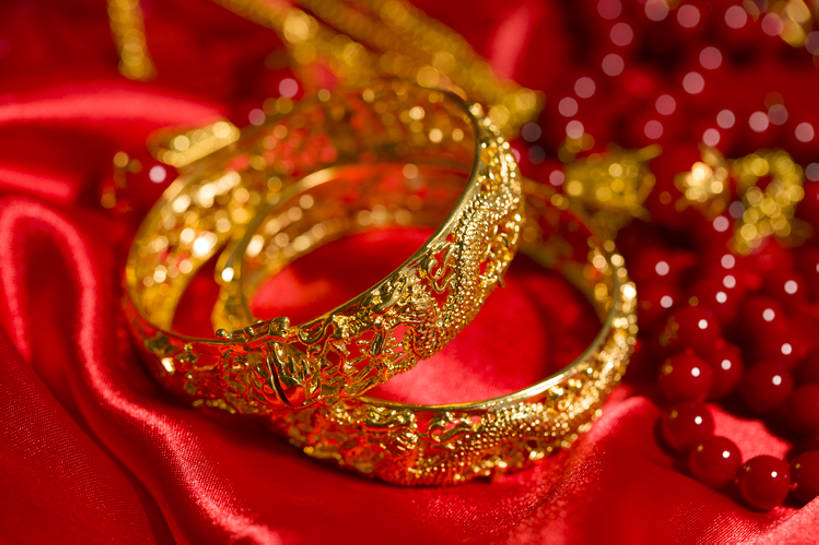 无人,横图,特写,留白,婚礼,快乐,幸福,运气,桌子,静物,项链,珠宝,北京,中国,亚洲,准备,风俗,庆祝,装饰,龙,符号,艺术品,一对,古典,结婚,浪漫,传统,桌布,古代,红色,工艺品,概念,喜庆,精神,财富,摄影,手镯,纪念,仪式,风格,中国文化,手艺,典礼,古典风格,东亚,制度,美术工艺,彩图,影棚拍摄,高兴,金子,传统文化,嫁妆,bj175