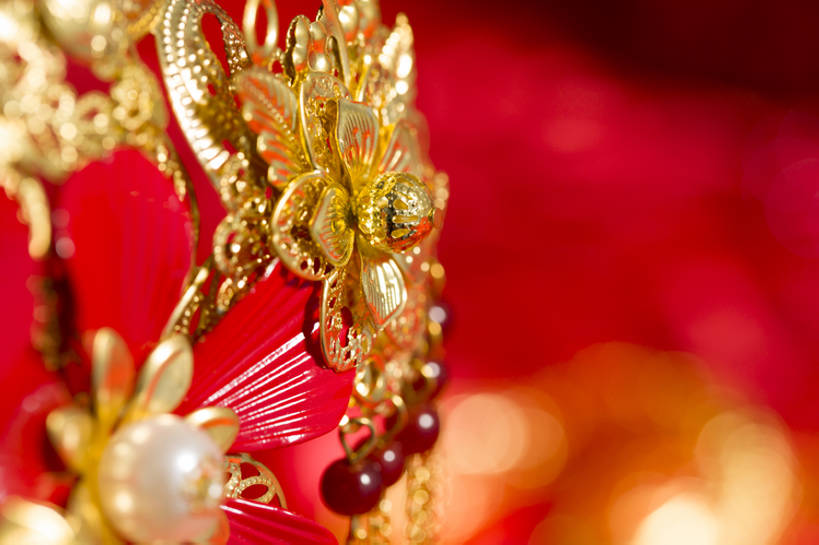 无人,横图,特写,留白,婚礼,快乐,幸福,运气,静物,珠宝,北京,中国,亚洲,风俗,庆祝,装饰,珠子,古典,结婚,浪漫,传统,古代,红色,装饰物,喜庆,精神,财富,摄影,纪念,凤冠,仪式,风格,中国文化,典礼,古典风格,东亚,式样,制度,彩图,影棚拍摄,高兴,金子,传统文化,嫁妆,珠花,bj175