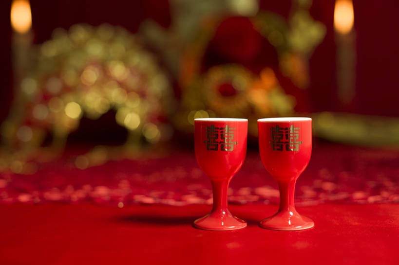 无人,横图,特写,留白,婚礼,快乐,幸福,运气,桌子,静物,杯子,北京,中国,亚洲,风俗,庆祝,装饰,酒类,一对,古典,结婚,浪漫,传统,桌布,饮料,红色,酒杯,喜庆,汉字,精神,摄影,纪念,仪式,风格,葡萄酒杯,中国文化,交杯酒,典礼,古典风格,喜字,东亚,制度,彩图,影棚拍摄,高兴,传统文化,bj175