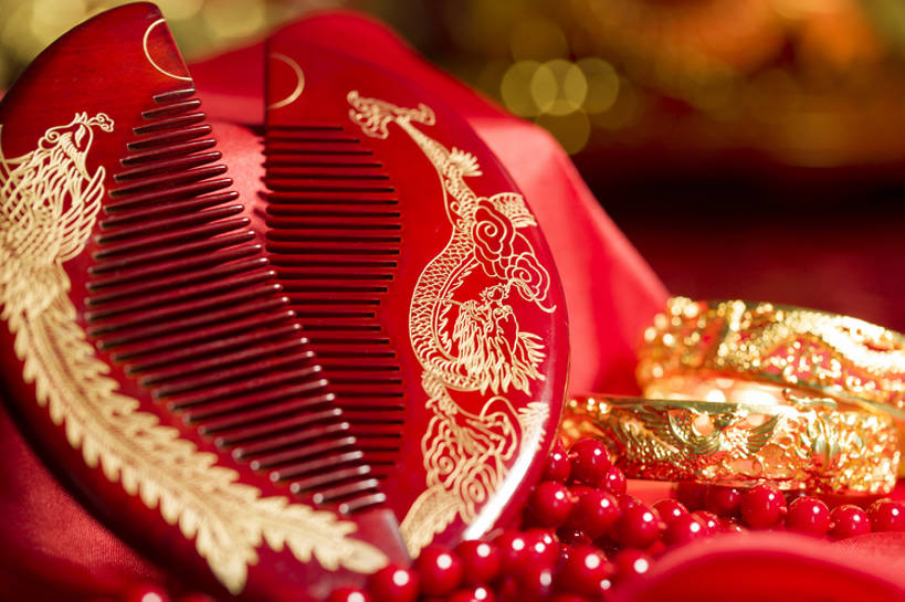 无人,横图,特写,留白,婚礼,快乐,幸福,运气,静物,项链,珠宝,北京,中国,亚洲,风俗,庆祝,装饰,龙,符号,一对,古典,结婚,浪漫,梳子,传统,红色,概念,喜庆,精神,财富,摄影,手镯,纪念,仪式,风格,中国文化,华贵,典礼,古典风格,东亚,式样,制度,心型,彩图,影棚拍摄,高兴,金子,传统文化,菲尼克斯市,嫁妆,bj175
