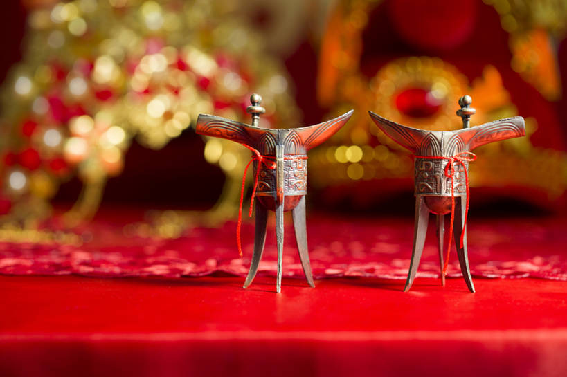 无人,横图,特写,留白,婚礼,快乐,幸福,运气,桌子,静物,杯子,北京,中国,亚洲,风俗,庆祝,装饰,线,酒类,一对,古典,结婚,浪漫,传统,桌布,饮料,古代,红色,喜庆,精神,摄影,古董,纪念,仪式,风格,葡萄酒杯,中国文化,樽,交杯酒,典礼,古典风格,东亚,青铜,式样,制度,彩图,影棚拍摄,高兴,传统文化,bj175