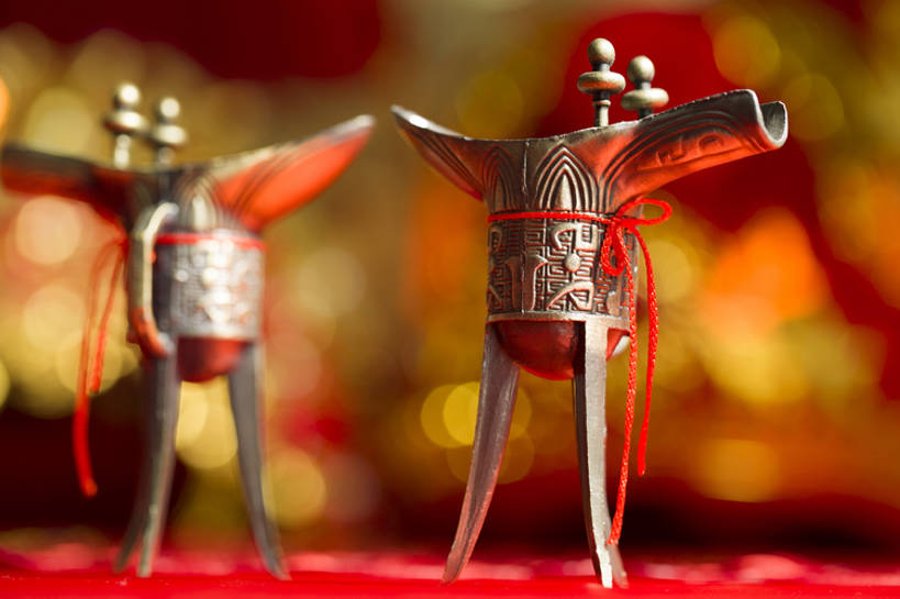 无人,横图,特写,留白,婚礼,快乐,幸福,运气,桌子,静物,杯子,北京,中国,亚洲,风俗,庆祝,装饰,线,酒类,一对,古典,结婚,浪漫,传统,桌布,饮料,古代,红色,喜庆,精神,摄影,古董,纪念,仪式,风格,葡萄酒杯,中国文化,樽,交杯酒,典礼,古典风格,东亚,青铜,式样,制度,彩图,影棚拍摄,高兴,传统文化,bj175