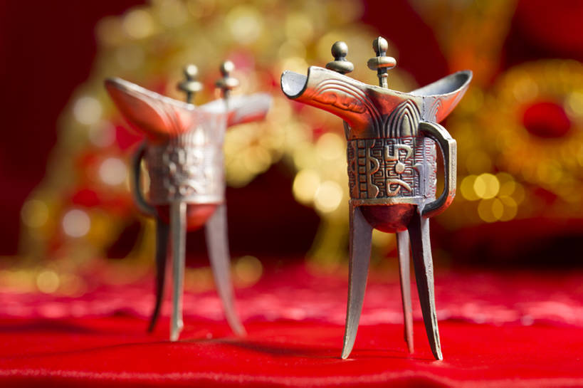 无人,横图,特写,留白,婚礼,快乐,幸福,运气,桌子,静物,杯子,北京,中国,亚洲,风俗,庆祝,装饰,酒类,一对,古典,结婚,浪漫,传统,桌布,饮料,古代,红色,喜庆,精神,摄影,古董,纪念,仪式,风格,葡萄酒杯,中国文化,樽,交杯酒,典礼,古典风格,东亚,青铜,式样,制度,彩图,影棚拍摄,高兴,传统文化,bj175