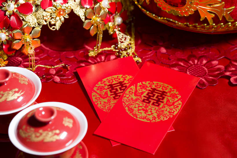 无人,横图,特写,留白,婚礼,快乐,幸福,运气,桌子,静物,杯子,帽子,珠宝,北京,中国,亚洲,花纹,风俗,庆祝,装饰,图案,一对,古典,结婚,浪漫,传统,桌布,古代,红色,装饰物,喜庆,汉字,精神,摄影,红包,纪念,凤冠,仪式,风格,中国文化,典礼,古典风格,喜字,东亚,式样,制度,茶杯,彩图,影棚拍摄,传统服装,高兴,金子,传统文化,bj175