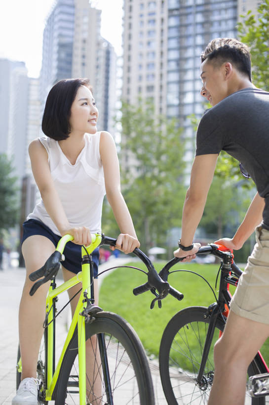 东方人,成年人,两个人,学生,笑,微笑,露齿笑,竖图,室外,白天,正面,爱情,度假,时尚,快乐,幸福,美景,城市风光,城市,建筑,自行车,北京,日光,中国,亚洲,短裤,服装,景观,交通,浪漫,玩,单车,休闲装,娱乐,现代,车,脚踏车,骑,衣服,交通工具,夏天,骑车,享受,休闲,健康,温暖,温馨,面对面,短袖,景色,恩爱,放松,活力,亲密,约会,恋人,摄影,服饰,生活方式,和睦,享乐,衣着,穿着,都市风光,载具,逆光,东亚,陪同,环境保护,衣饰,陪伴,无忧无虑,自行车运动,男人,男性,年轻男性,年轻女性,女人,女性,亚洲人,中国人,年轻人,情侣,大学生,休闲活动,说话,彩图,欢乐,伴侣,融洽,公路自行车,伴随,bj175