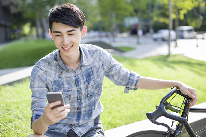 东方人,成年人,一个人,学生,笑,微笑,露齿笑,横图,室外,白天,正面,衬衫,度假,时尚,快乐,幸福,技术,美景,城市风光,城市,自行车,手机,北京,日光,中国,亚洲,仅一个男性,仅一个人,连接,握,景观,交通,联系,玩,单车,注视,休闲装,娱乐,现代,仅一个年轻男性,夏天,观察,看,享受,休息,休闲,健康,景色,放松,活力,握着,摄影,生活方式,观看,察看,享乐,都市风光,关注,发短信,智能手机,东亚,环境保护,无线电技术,无忧无虑,自行车运动,男人,男性,年轻男性,亚洲人,中国人,年轻人,大学生,休闲活动,触摸,坐着,半身,彩图,欢乐,公路自行车,bj175