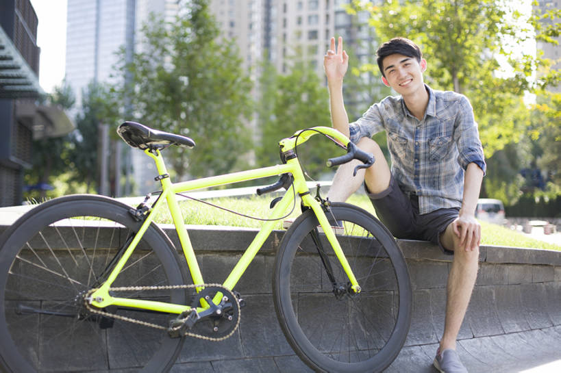 东方人,成年人,一个人,学生,笑,微笑,露齿笑,横图,室外,白天,正面,衬衫,度假,时尚,快乐,幸福,美景,城市风光,城市,自行车,北京,日光,中国,亚洲,仅一个男性,仅一个人,握,短裤,景观,交通,玩,单车,挥手,休闲装,娱乐,现代,仅一个年轻男性,夏天,手势,享受,休息,休闲,健康,景色,放松,活力,握着,摄影,生活方式,享乐,都市风光,东亚,环境保护,无忧无虑,自行车运动,男人,男性,年轻男性,亚洲人,中国人,年轻人,大学生,休闲活动,坐着,彩图,全身,欢乐,打手势,公路自行车,bj175