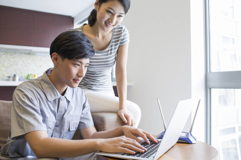 东方人,成年人,两个人,服务员,修理工,工程师,技术人员,客厅,笑,微笑,露齿笑,横图,室内,白天,正面,制服,快乐,幸福,信心,笔记本电脑,互联网,技术,窗户,沙发,桌子,北京,中国,亚洲,连接,敲打,检查,联系,T恤,注视,休闲装,输入,顾客,打字,观察,看,职业,亲密,服务,摄影,生活方式,查看,观看,技巧,修理,点击,敲击,工程,察看,专心,起居室,享乐,关注,手艺,问题,计算机设备,路由器,东亚,陪同,无线电技术,责任,技能,技艺,陪伴,解决,按键,计算机,男人,男性,年轻男性,年轻女性,女人,女性,亚洲人,中国人,年轻人,服务生,侍者,技术员,坐着,半身,彩图,欢乐,妙技,本领,网络安全防护,程序员,客房服务,态度,伴随,bj175