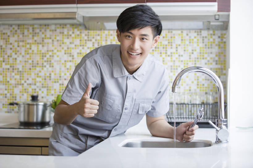 东方人,成年人,一个人,服务员,修理工,笑,微笑,露齿笑,横图,室内,白天,正面,制服,快乐,幸福,智慧,成功,信心,水,厨房,北京,中国,亚洲,仅一个男性,仅一个人,弯腰,握,突出,工具,水槽,水龙头,流水,注视,称赞,表扬,水管,仅一个年轻男性,观察,看,手势,站着,职业,竖,服务,握着,摄影,流动,生活方式,观看,扳手,修理,翘,高,察看,享乐,夸奖,优秀,关注,问题,东亚,好,妙,顺利,出色,超群,杰出,卓越,奇妙,责任,技能,解决,聪明,男人,男性,年轻男性,亚洲人,中国人,年轻人,大拇指,服务生,管道工,侍者,半身,彩图,欢乐,打手势,客房服务,bj175