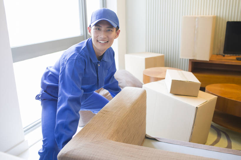 东方人,成年人,一个人,服务员,家,客厅,笑,微笑,露齿笑,横图,室内,白天,正面,制服,快乐,幸福,热情,信心,窗户,家具,沙发,桌子,帽子,北京,中国,亚洲,仅一个男性,仅一个人,弯腰,握,工作,注视,盒子,工人,仅一个年轻男性,观察,看,站着,快递员,职业,鸭舌帽,服务,握着,运输,摄影,生活方式,观看,搬家,搬运工,察看,起居室,享乐,关注,货运,运送,房地产,逆光,东亚,责任,男人,男性,年轻男性,亚洲人,中国人,年轻人,服务生,侍者,员工,彩图,欢乐,匠人,劳动者,体力工,递送,客房服务,bj175