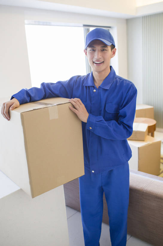 东方人,成年人,一个人,服务员,家,客厅,笑,微笑,露齿笑,竖图,室内,白天,正面,制服,快乐,幸福,热情,信心,家具,沙发,帽子,北京,中国,亚洲,仅一个男性,仅一个人,握,工作,注视,盒子,工人,仅一个年轻男性,观察,看,站着,快递员,职业,鸭舌帽,服务,握着,运输,摄影,生活方式,观看,搬家,搬运工,察看,起居室,享乐,关注,货运,运送,房地产,努力,逆光,东亚,责任,男人,男性,年轻男性,亚洲人,中国人,年轻人,服务生,侍者,员工,彩图,欢乐,匠人,劳动者,体力工,递送,客房服务,bj175