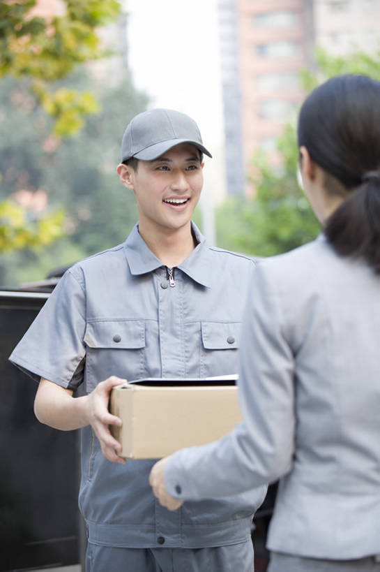 东方人,成年人,两个人,商务人士,服务员,商务女性,笑,微笑,露齿笑,竖图,室外,白天,正面,制服,度假,商务,快乐,满意,幸福,热情,安全,合作,信心,美景,城市风光,城市,建筑,帽子,北京,中国,亚洲,握,套装,正装,工作,包裹,商品,景观,三轮车,娱乐,顾客,盒子,树,工人,站着,快递员,职业,享受,休闲,面对面,鸭舌帽,景色,放松,服务,握着,运输,摄影,生活方式,搬运工,迅速,后背,便利,回家,享乐,效率,都市风光,货运,运送,努力,东亚,物流,可靠,信使,男人,男性,年轻男性,年轻女性,女人,女性,亚洲人,中国人,年轻人,白领,服务生,侍者,员工,说话,彩图,欢乐,给予,匠人,劳动者,体力工,办公室职员,递送,bj175