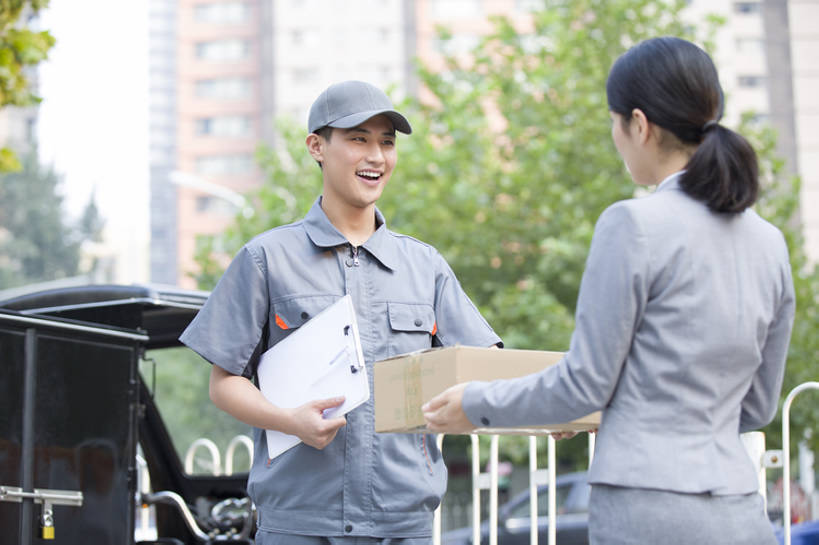 东方人,成年人,两个人,商务人士,服务员,商务女性,笑,微笑,露齿笑,横图,室外,白天,正面,制服,度假,商务,快乐,满意,幸福,热情,安全,合作,信心,美景,城市风光,城市,建筑,帽子,北京,中国,亚洲,握,套装,正装,工作,包裹,商品,文件,景观,三轮车,办公用品,文件夹,娱乐,顾客,盒子,文具,树,工人,学习用品,站着,快递员,职业,享受,休闲,面对面,鸭舌帽,景色,放松,服务,握着,运输,摄影,生活方式,搬运工,迅速,后背,文具用品,便利,回家,享乐,效率,都市风光,货运,运送,努力,东亚,物流,可靠,信使,男人,男性,年轻男性,年轻女性,女人,女性,亚洲人,中国人,年轻人,白领,服务生,侍者,员工,说话,半身,彩图,欢乐,给予,匠人,劳动者,体力工,办公室职员,递送,bj175