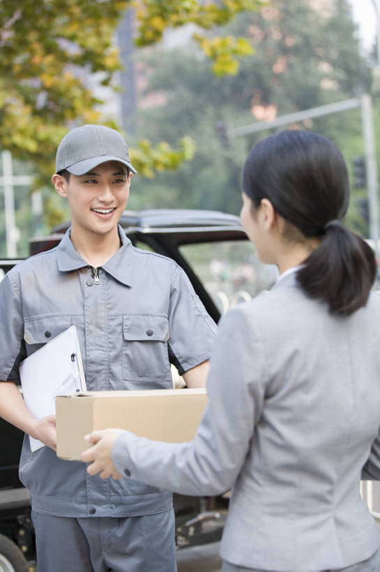 东方人,成年人,两个人,商务人士,服务员,商务女性,笑,微笑,露齿笑,竖图,室外,白天,正面,制服,度假,商务,快乐,满意,幸福,热情,安全,合作,信心,美景,城市风光,城市,帽子,北京,中国,亚洲,握,套装,正装,工作,包裹,商品,文件,景观,三轮车,办公用品,文件夹,娱乐,顾客,盒子,文具,树,工人,学习用品,站着,快递员,职业,享受,休闲,面对面,鸭舌帽,景色,放松,服务,握着,运输,摄影,生活方式,搬运工,迅速,后背,文具用品,便利,回家,享乐,效率,都市风光,货运,运送,努力,东亚,物流,可靠,信使,男人,男性,年轻男性,年轻女性,女人,女性,亚洲人,中国人,年轻人,白领,服务生,侍者,员工,说话,彩图,欢乐,给予,匠人,劳动者,体力工,办公室职员,递送,bj175