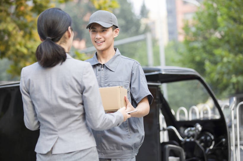 东方人,成年人,两个人,商务人士,服务员,商务女性,笑,微笑,露齿笑,横图,室外,白天,正面,制服,度假,商务,快乐,满意,幸福,热情,安全,合作,信心,美景,城市风光,城市,帽子,北京,中国,亚洲,握,套装,正装,工作,包裹,商品,景观,三轮车,娱乐,顾客,盒子,树,工人,站着,快递员,职业,享受,休闲,面对面,鸭舌帽,景色,放松,服务,握着,运输,摄影,生活方式,搬运工,迅速,后背,便利,回家,享乐,效率,都市风光,货运,运送,努力,东亚,物流,可靠,信使,男人,男性,年轻男性,年轻女性,女人,女性,亚洲人,中国人,年轻人,白领,服务生,侍者,员工,说话,半身,彩图,欢乐,给予,匠人,劳动者,体力工,办公室职员,递送,bj175