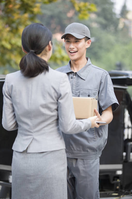 东方人,成年人,两个人,商务人士,服务员,商务女性,笑,微笑,露齿笑,竖图,室外,白天,正面,制服,度假,商务,快乐,满意,幸福,热情,安全,合作,信心,美景,城市风光,城市,帽子,北京,中国,亚洲,握,套装,正装,工作,包裹,商品,景观,三轮车,娱乐,顾客,盒子,树,工人,站着,快递员,职业,享受,休闲,面对面,鸭舌帽,景色,放松,服务,握着,运输,摄影,生活方式,搬运工,迅速,后背,便利,回家,享乐,效率,都市风光,货运,运送,努力,东亚,物流,可靠,信使,男人,男性,年轻男性,年轻女性,女人,女性,亚洲人,中国人,年轻人,白领,服务生,侍者,员工,说话,彩图,欢乐,给予,匠人,劳动者,体力工,办公室职员,递送,bj175