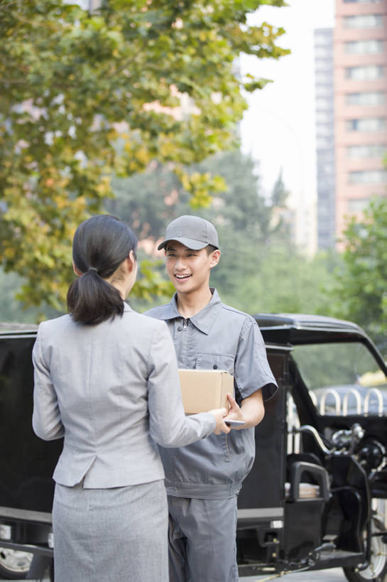 东方人,成年人,两个人,商务人士,服务员,商务女性,笑,微笑,露齿笑,竖图,室外,白天,正面,制服,度假,商务,快乐,满意,幸福,热情,安全,合作,信心,美景,城市风光,城市,建筑,帽子,北京,中国,亚洲,握,套装,正装,工作,包裹,商品,景观,三轮车,娱乐,顾客,盒子,树,工人,站着,快递员,职业,享受,休闲,面对面,鸭舌帽,景色,放松,服务,握着,运输,摄影,生活方式,搬运工,迅速,后背,便利,回家,享乐,效率,都市风光,货运,运送,努力,东亚,物流,可靠,信使,男人,男性,年轻男性,年轻女性,女人,女性,亚洲人,中国人,年轻人,白领,服务生,侍者,员工,说话,彩图,欢乐,给予,匠人,劳动者,体力工,办公室职员,递送,bj175