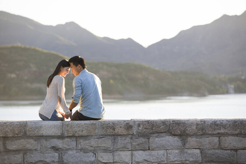 东方人,成年人,两个人,学生,笑,微笑,露齿笑,横图,室外,白天,爱情,旅游,度假,时尚,快乐,自由,幸福,湖,河流,美景,名胜古迹,山,山脉,北京,日光,中国,亚洲,行人,游客,游人,连接,并排,河岸,景观,路边,水面,郊区,浪漫,休闲装,娱乐,路人,旅客,背面,风景,天空,自然,享受,休闲,温暖,温馨,同学,面对面,景色,恩爱,放松,个性,活力,亲密,约会,恋人,摄影,生活方式,后背,环境,生态,和睦,享乐,自然风光,户外活动,逆光,东亚,陪同,陪伴,过客,无忧无虑,男人,男性,年轻男性,年轻女性,女人,女性,亚洲人,中国人,年轻人,情侣,大学生,休闲活动,手牵手,坐着,彩图,旅行,爱,欢乐,伴侣,融洽,伴随,bj175