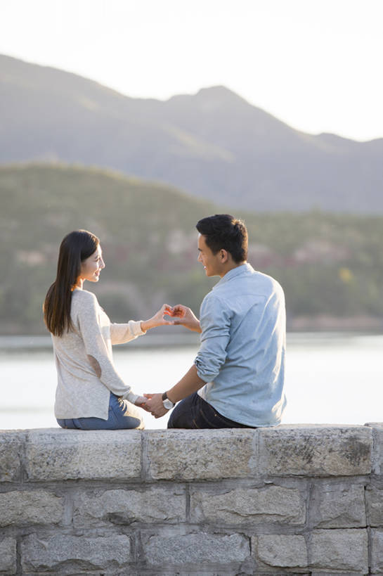 东方人,成年人,两个人,学生,笑,微笑,露齿笑,竖图,室外,白天,爱情,旅游,度假,时尚,快乐,自由,幸福,湖,河流,美景,名胜古迹,山,山脉,北京,日光,中国,亚洲,行人,游客,游人,连接,并排,河岸,景观,路边,水面,郊区,浪漫,休闲装,娱乐,路人,旅客,背面,风景,天空,自然,手势,享受,休闲,温暖,温馨,同学,面对面,景色,恩爱,放松,个性,活力,亲密,约会,恋人,摄影,生活方式,后背,环境,生态,和睦,享乐,自然风光,户外活动,逆光,东亚,陪同,陪伴,过客,无忧无虑,男人,男性,年轻男性,年轻女性,女人,女性,亚洲人,中国人,年轻人,心型,情侣,大学生,休闲活动,沟通,手牵手,说话,坐着,彩图,旅行,爱,欢乐,伴侣,融洽,打手势,伴随,bj175