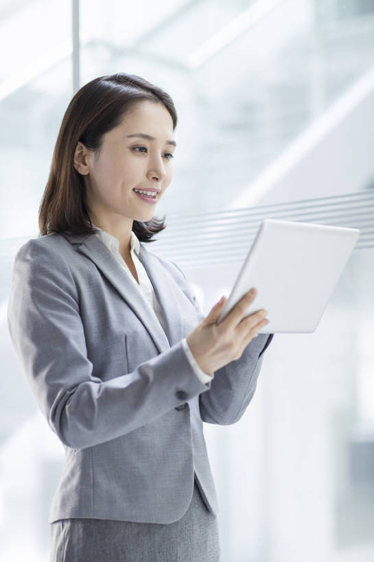 东方人,成年人,一个人,商务人士,商务女性,办公室,笑,微笑,露齿笑,竖图,室内,白天,正面,商务,快乐,幸福,信心,电脑,笔记本电脑,技术,窗户,城市,玻璃,北京,中国,亚洲,仅一个年轻女性,仅一个女性,仅一个人,连接,握,套装,正装,工作,网络,联系,通讯设备,现代,看,站着,职业,办公大楼,握着,摄影,生活方式,无线,享乐,销售,通信设备,无线网络,贩卖,无线上网,便携式电脑,平板电脑,东亚,营销,无线电技术,手提电脑,年轻女性,女人,女性,亚洲人,中国人,年轻人,白领,沟通,彩图,欢乐,办公室职员,市场营销,bj175